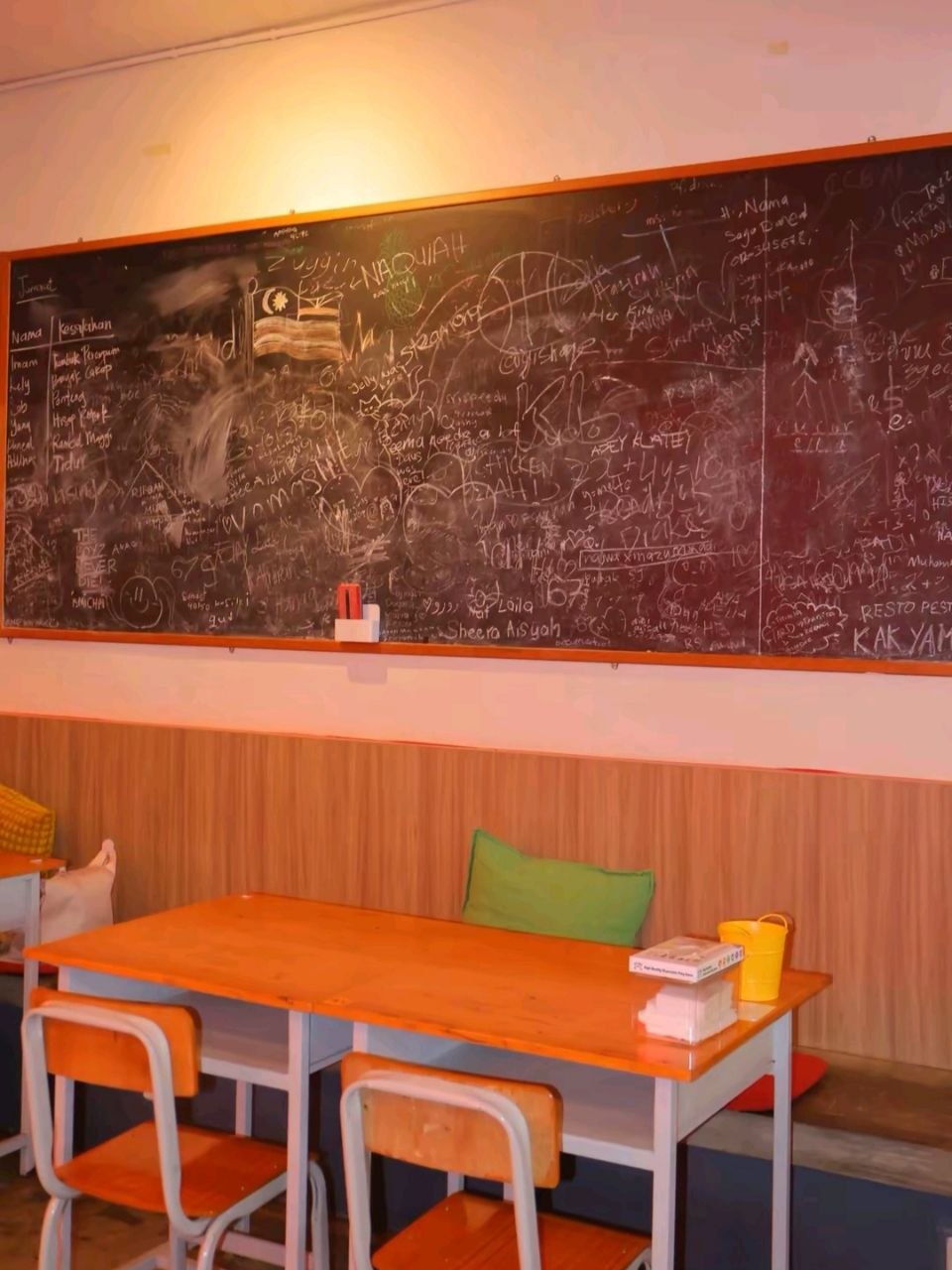 CLASSROOM DINING VIBES
